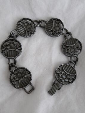 Sarah Coventry Gunmetal Tone Floral Medallion Bracelet